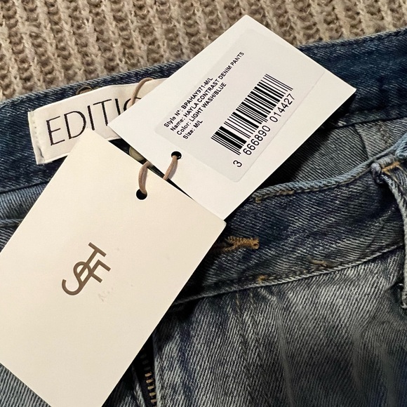 The Frankie Shop HAYLE CONTRAST DENIM PANTS - LIGHT WASH/BLUE
M/L - Picture 3 of 7